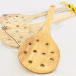 کفگیر چوبی سوراخ دار سرکج گرد